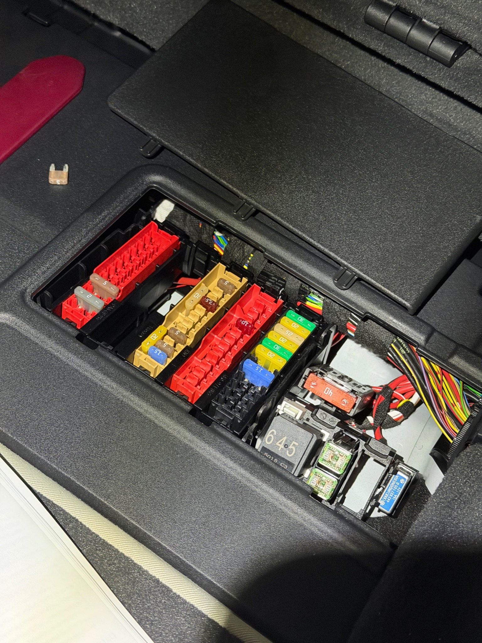 Fuse panels beneath the A6 Allroad cargo floor