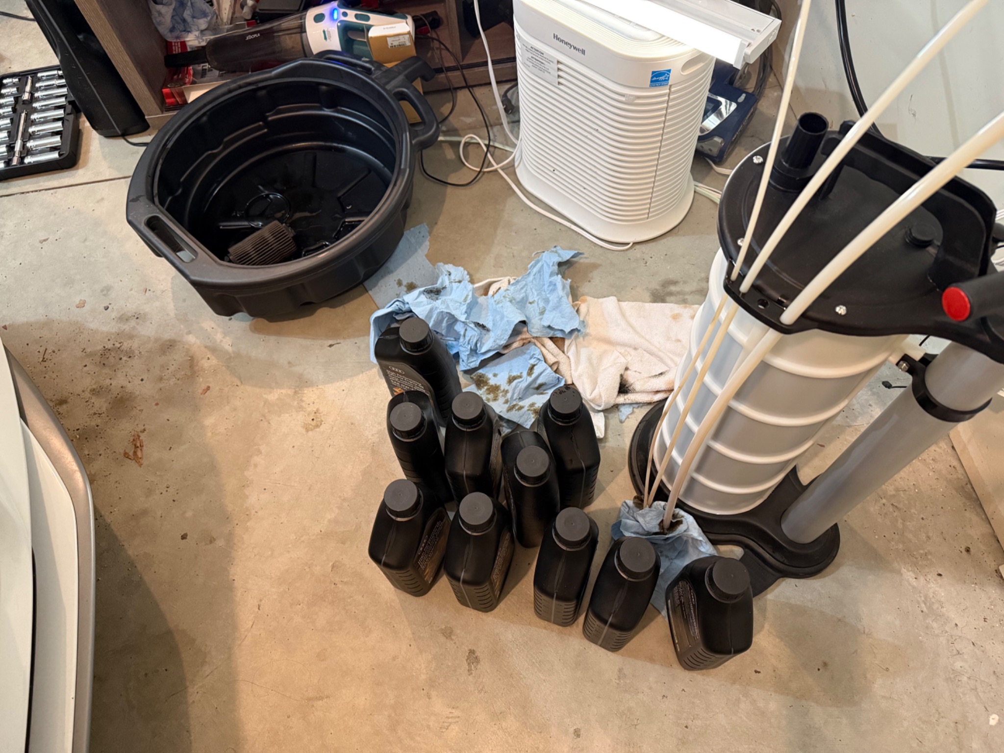 Oil bottles arranged beside the fluid extractor after servicing the RS6